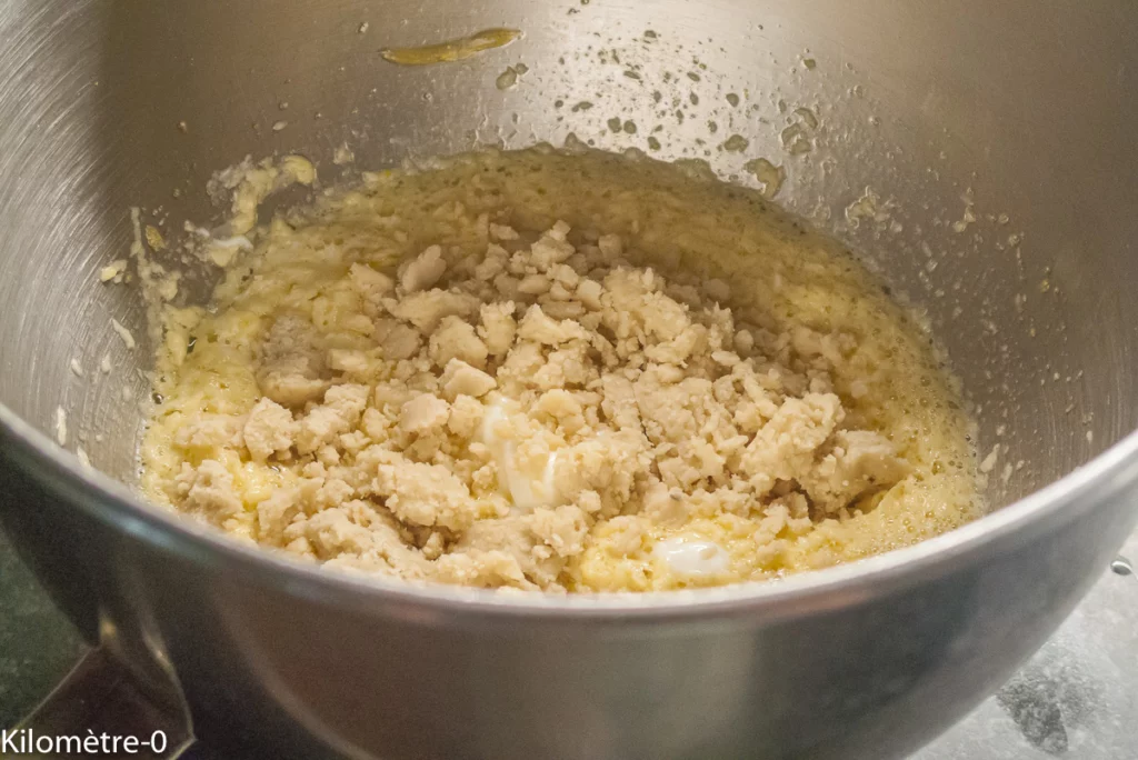 Gâteau du matin moelleux aux abricots et aux amandes - Étape 2
