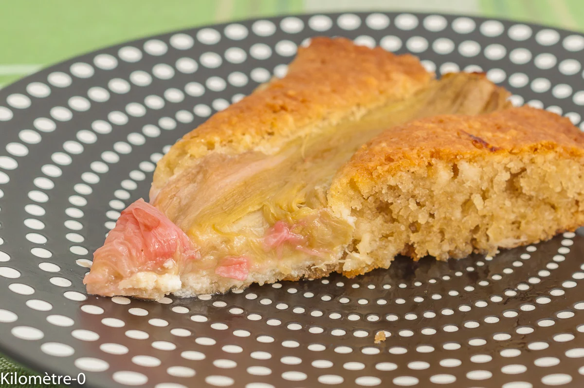 Photo de recette de gâteau, dessert, douceur, fondant, fruits, rhubarbe; printemps, été, amandes, farine d'amande, bio, facile, Kilomètre-0, blog de cuisine réalisée à partir de produits de saison et issus de circuits courts