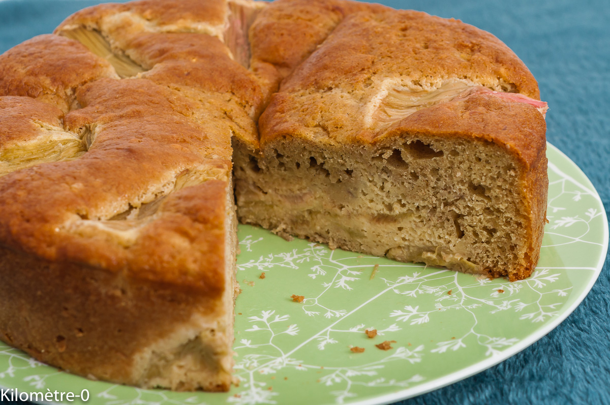 Photo de recette de gâteau, cake, dessert, moelleux, foncdant, fruits, rhubarbe, printemps, été, automne, bio, facile, Kilomètre-0, blog de cuisine réalisée à partir de produits de saison et issus de circuits courts