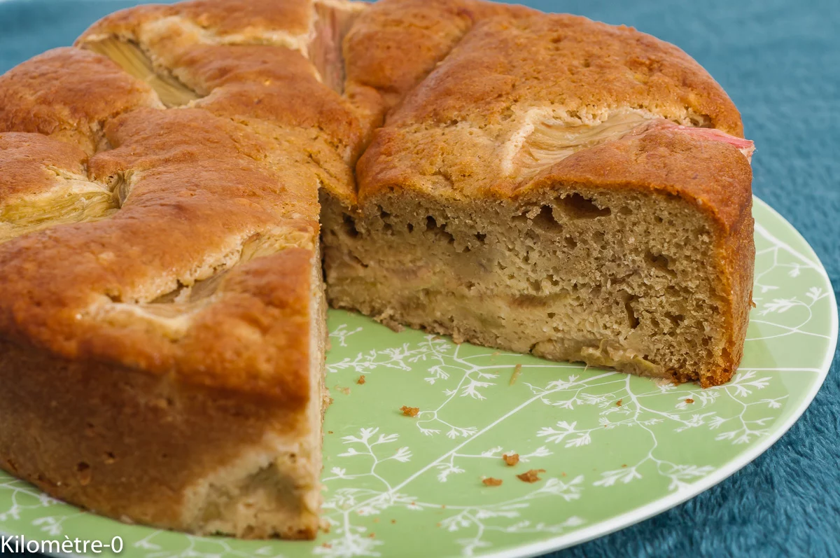 Photo de recette de gâteau, cake, dessert, moelleux, foncdant, fruits, rhubarbe, printemps, été, automne, bio, facile, Kilomètre-0, blog de cuisine réalisée à partir de produits de saison et issus de circuits courts