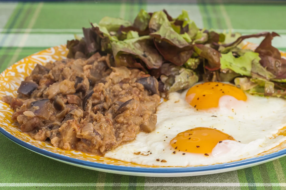 Photo de recette de, Œufs sur le plat, oeufs, aubergines, purée d'amandes, amandes, chorizo, facile, healthy, Kilomètre-0, blog de cuisine réalisée à partir de produits de saison et issus de circuits courts