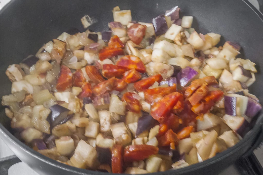 Œufs sur le plat, aubergines à la purée d&rsquo;amandes et au chorizo - Étape 3