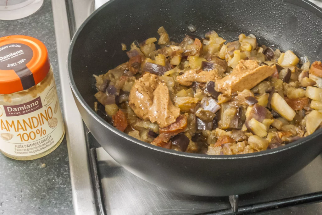 Œufs sur le plat, aubergines à la purée d&rsquo;amandes et au chorizo - Étape 4