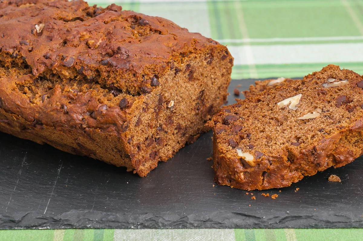 Photo de recette de cake, gâteau, gâteau du matin, farine de sarrasin, farine de blé noir, noix, pépites de chocolat, chocolat, bio, facile, Kilomètre-0, blog de cuisine réalisée à partir de produits de saison et issus de circuits courts
