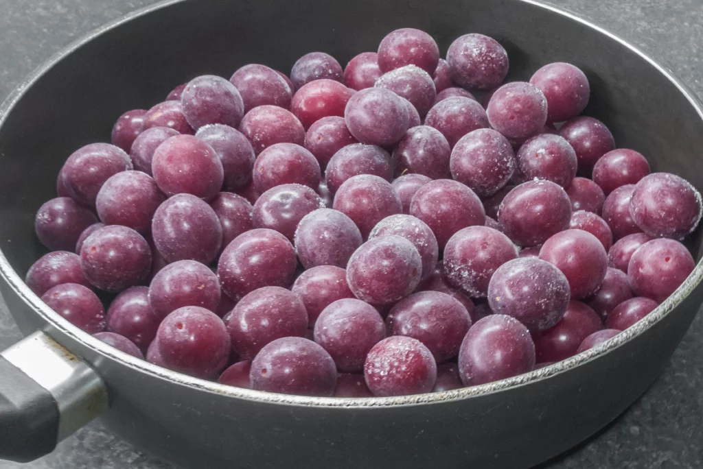 Cuisiner des prunes congelées - Étape 1