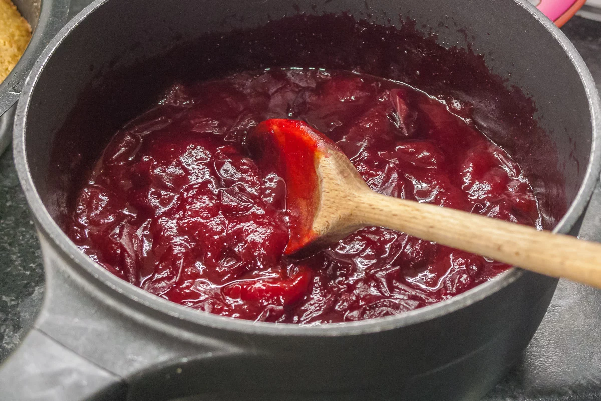 Photo de recette de compotée de prunes, compote, prunes, fruits, cuisiner des prunes, cuire des prunes, cuisiner des prunes dégelées, Kilomètre-0, blog de cuisine réalisée à partir de produits de saison et issus de circuits courts