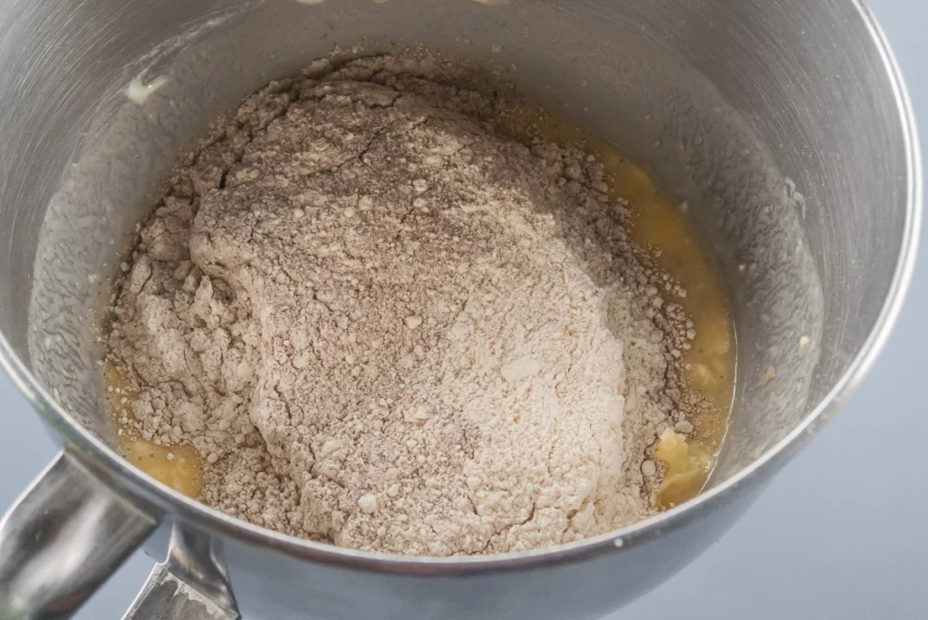 Gâteau du matin à la farine de sarrasin, bananes et chocolat - Étape 3