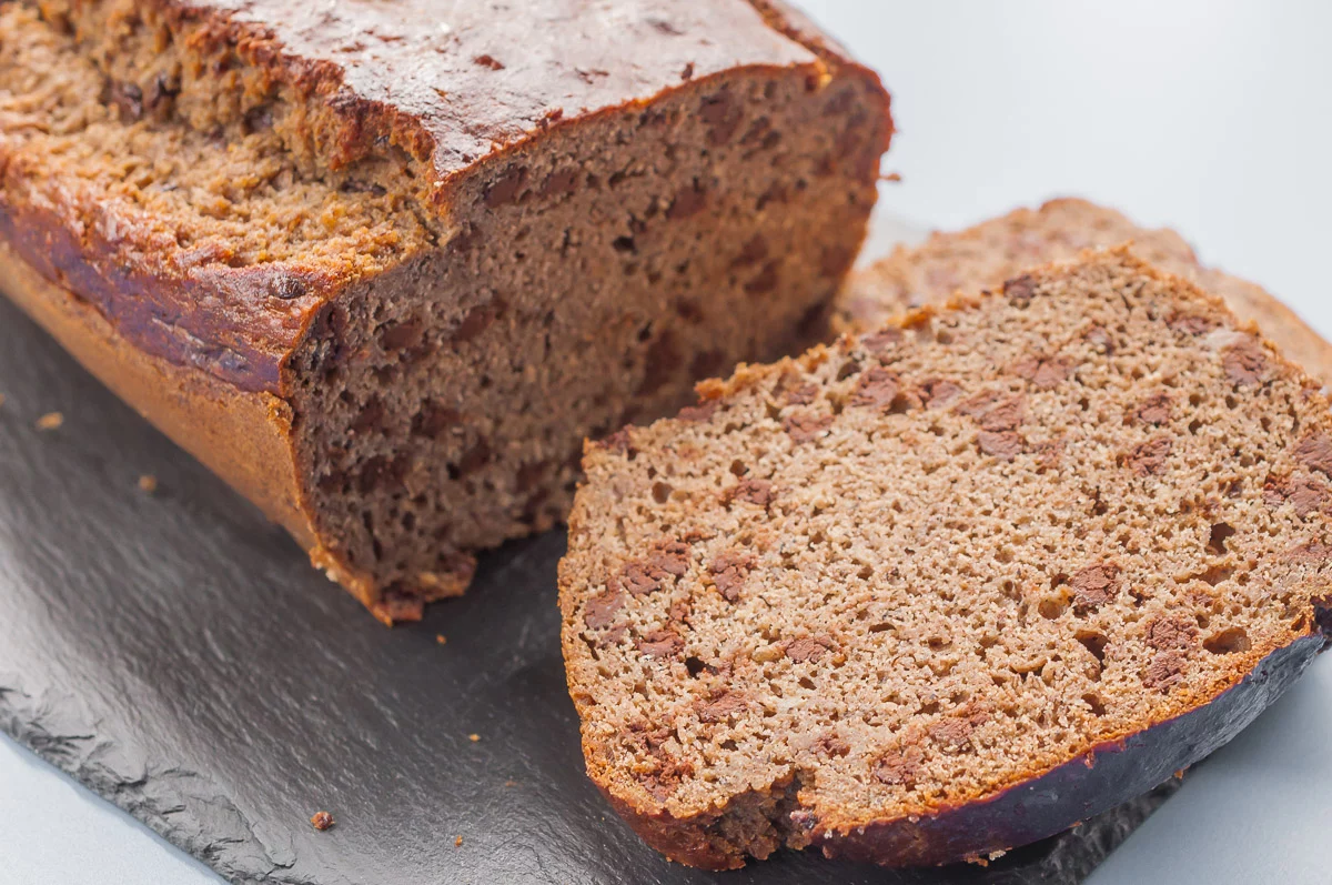 Photo de recette de cake, gâteau, gâteau du matin, petit déjeuner, farine de sarrasin, blé noir, bananes, chocolat, facile, heatlhy, bio, Kilomètre-0, blog de cuisine réalisée à partir de produits de saison et issus de circuits courts