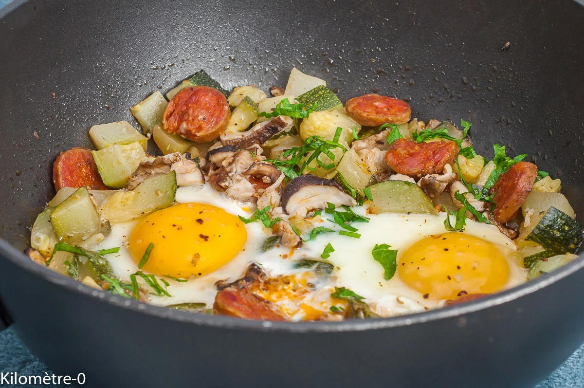 Photo de recette de poêlée, chakchouka, automne, champignons, facile, rapide, économique, oeufs sur le plat, oeufs, courgettes, coulemelles, Kilomètre-0, blog de cuisine réalisée à partir de produits de saison et issus de circuits courts