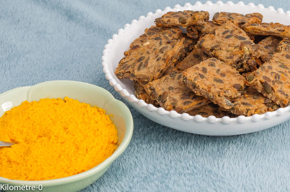 Photo de recette de crackers, apéro, facile, healthy, bio, graines de courge, graines, courge, flocons de sarrasin, végétarien, beurre de carotte, légumes, crème de légumes, tartinade, Kilomètre-0, blog de cuisine réalisée à partir de produits de saison et issus de circuits courts