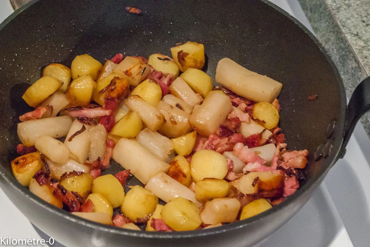 Photo de recette de scorsonères, salsifis, salsifis noirs, pommes de terre, lardons, poitrine fumée, noix, facile, poêlée, bio, rapide, automne, hiver, Kilomètre-0, blog de cuisine réalisée à partir de produits de saison et issus de circuits courts