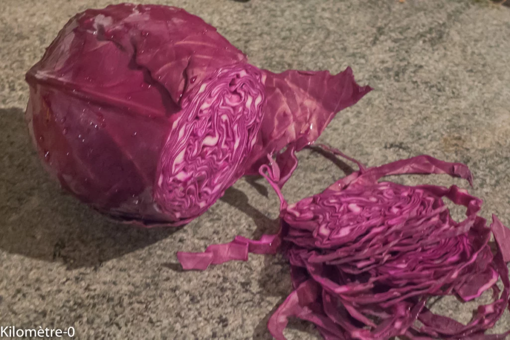 Salade de chou rouge à la truite fumée, à l&rsquo;avocat et à la grenade - Étape 1