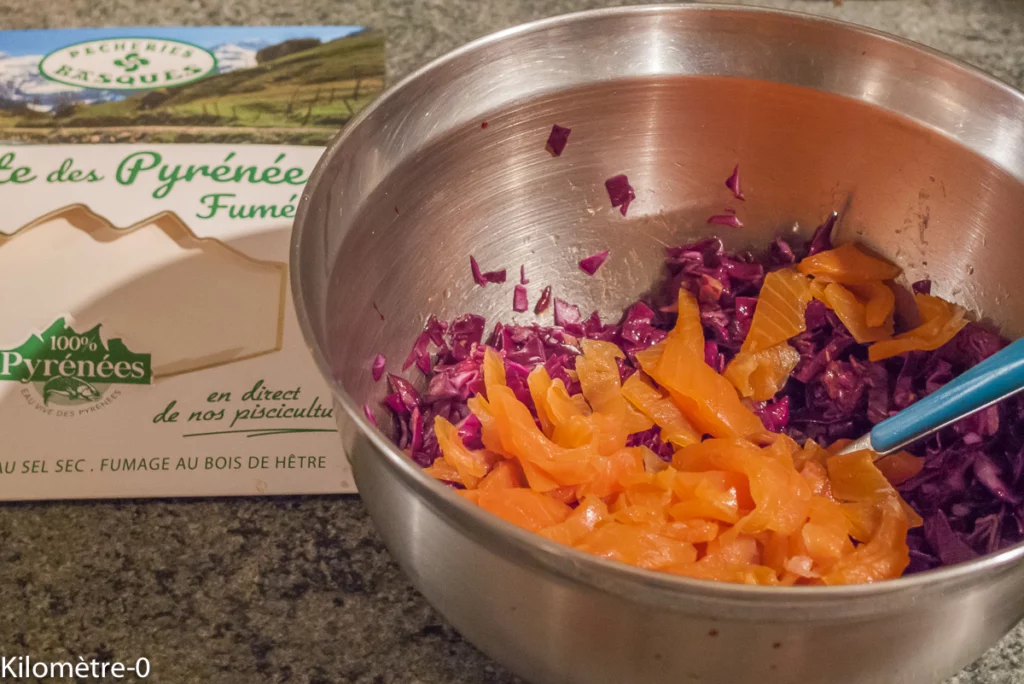 Salade de chou rouge à la truite fumée, à l&rsquo;avocat et à la grenade - Étape 3