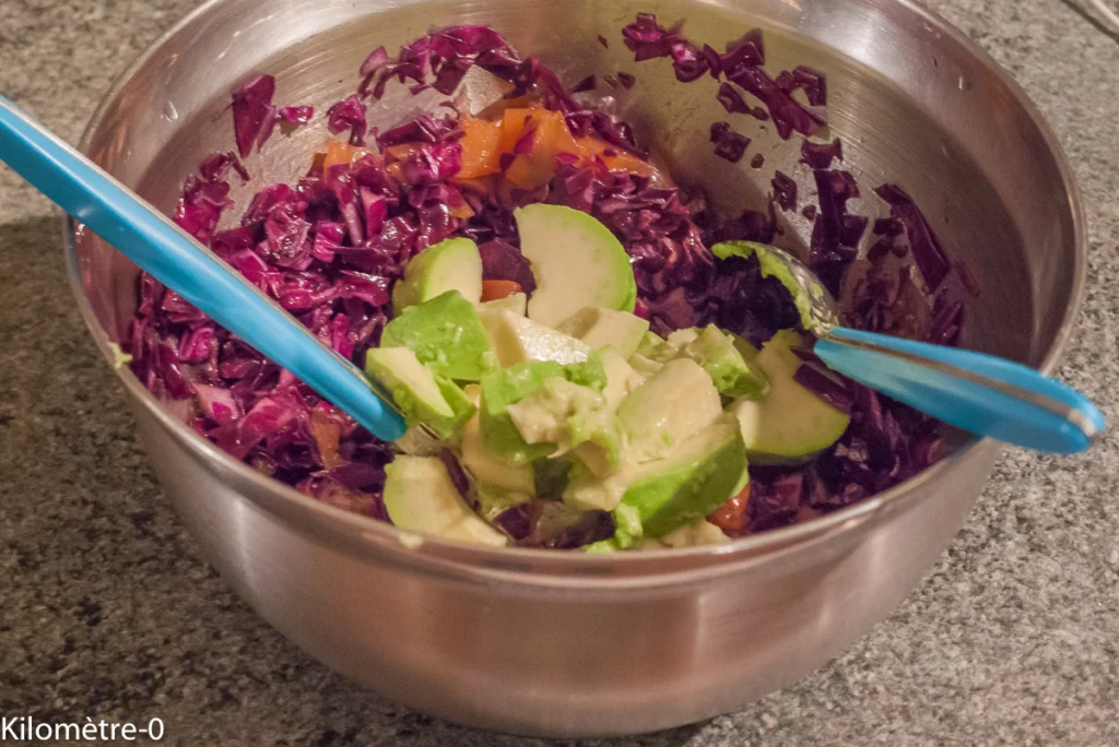Salade de chou rouge à la truite fumée, à l&rsquo;avocat et à la grenade - Étape 5
