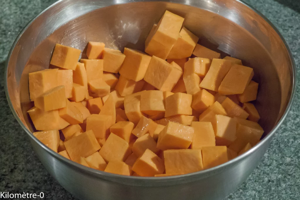 Patates douces au four, halloumi poêlé et grenade sur un lit de salade - Étape 1