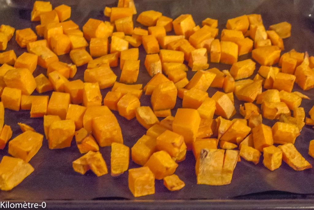 Patates douces au four, halloumi poêlé et grenade sur un lit de salade - Étape 3