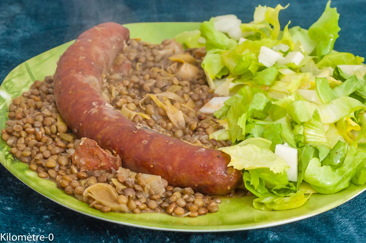 Photo de recette de mijoté, cocotte, lentilles, légumineuses, poireaux, légumes, saucisses fumées, saucisses, facile, automne, hiver, plat unique, kilomètre-0, blog de cuisine réalisée à partir de produits de saison et issus de circuits courts