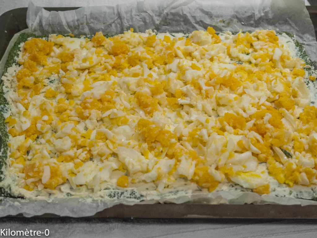 Roulé aux épinards garni de fromage échalote ciboulette et d&rsquo;oeufs durs - Étape 9