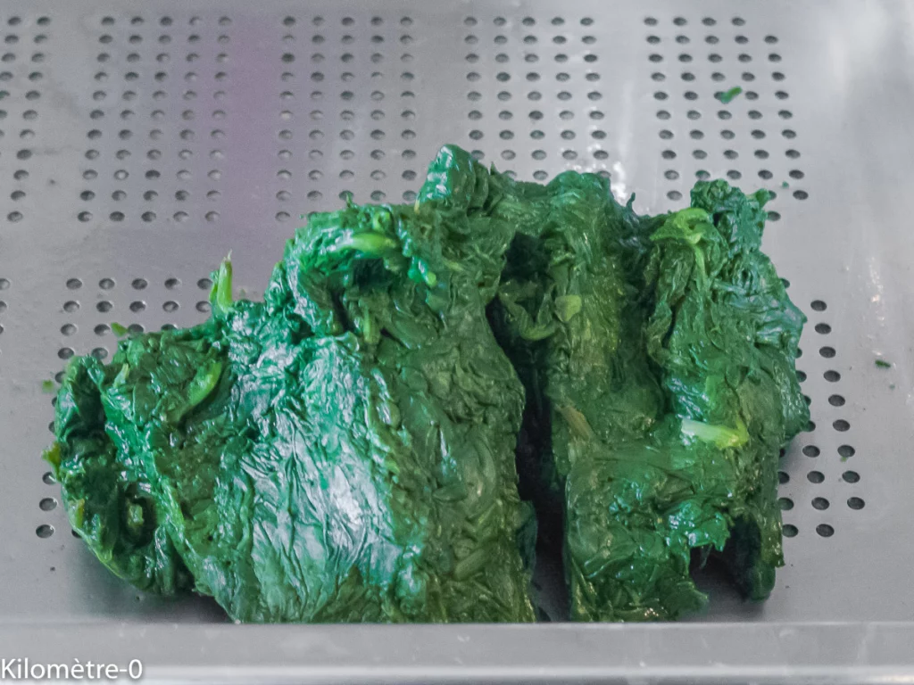 Roulé aux épinards garni de fromage échalote ciboulette et d&rsquo;oeufs durs - Étape 3