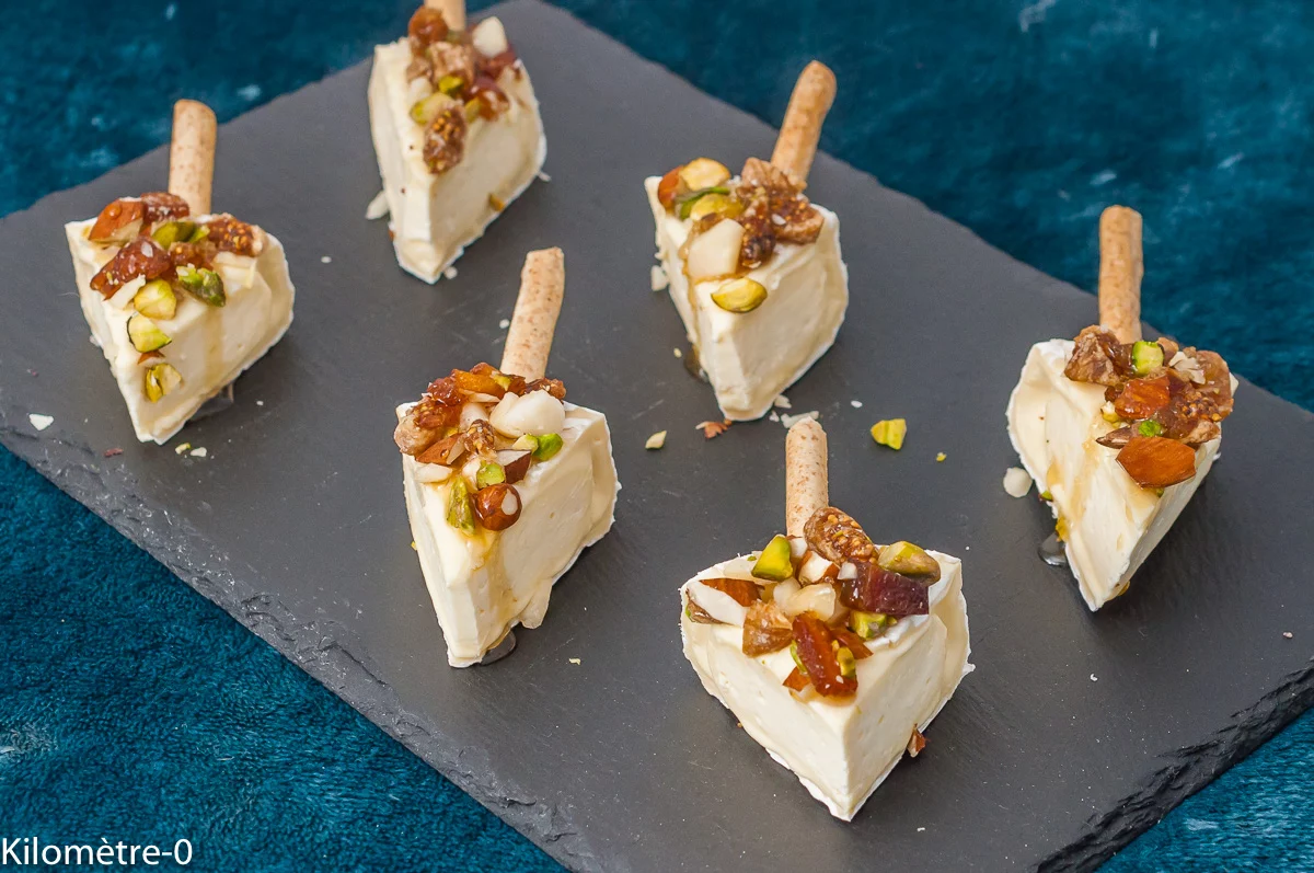 Photo de recette de Noël, apéro, sapin, sapins, brie, camembert, fromage, fruits secs, amandes, noix, rapide, végétarien, végé, Kilomètre-0, blog de cuisine réalisée à partir de produits de saison et issus de circuits courts