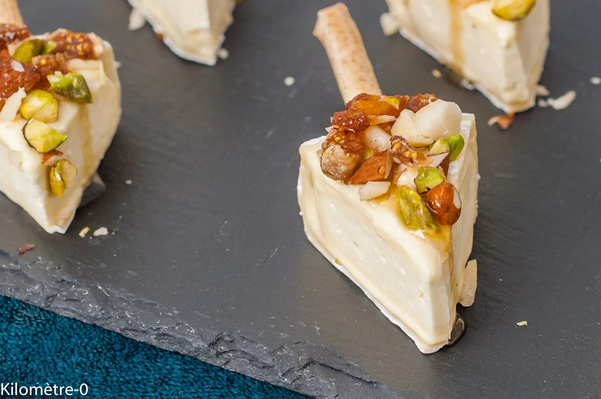 Photo de recette de Noël, apéro, sapin, sapins, brie, camembert, fromage, fruits secs, amandes, noix, rapide, végétarien, végé, Kilomètre-0, blog de cuisine réalisée à partir de produits de saison et issus de circuits courts