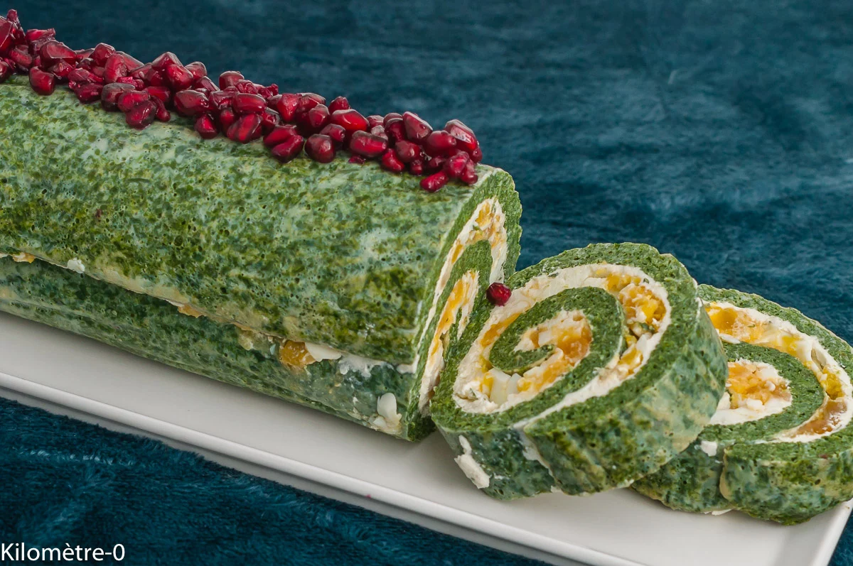 Photo de recette de biscuit roulé , roulé, biscuit salé, bûche de Noël salée, bûche salée,verte, légumes, épinards, fromage, échalote, ciboulette , oeufs durs, facile, végétarien, végé, Noël, fêtes, beau, gourmand, bio, Kilomètre-0, blog de cuisine réalisée à partir de produits de saison et issus de circuits courts