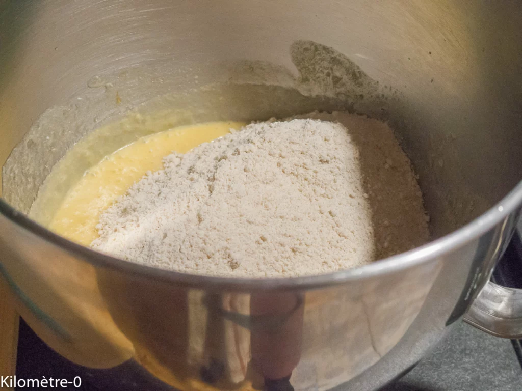 Gâteau du matin à la farine d&rsquo;amandes et de petit épeautre et aux myrtilles séchées - Étape 3