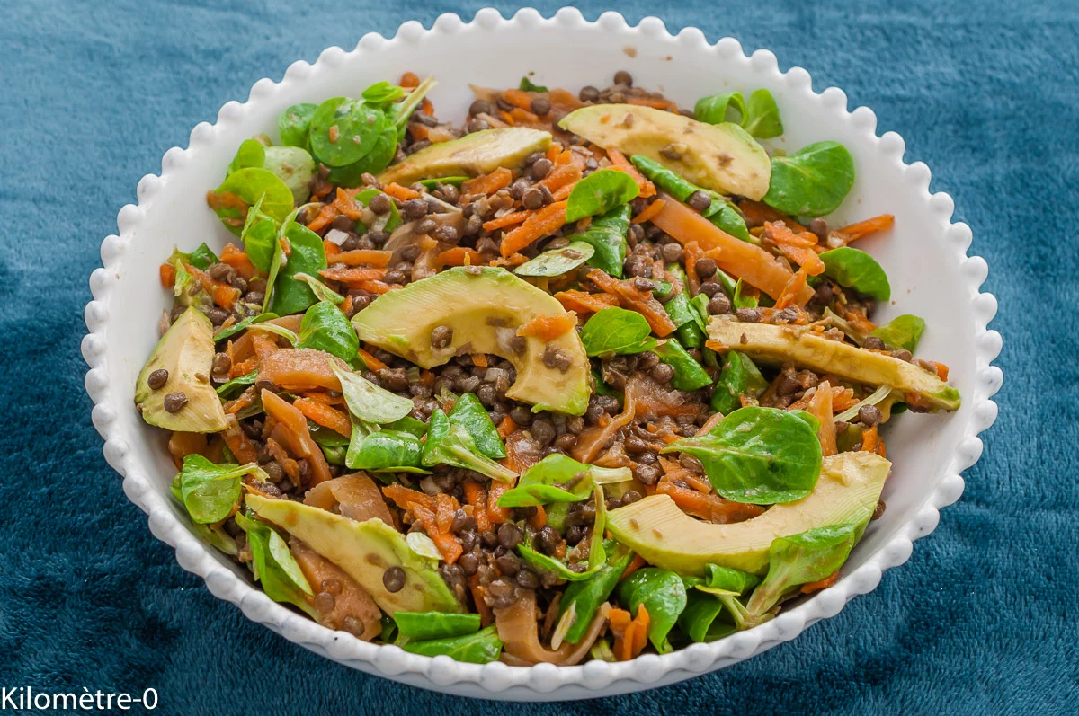 Photo de recette de, salade, lentilles, lentilles vertes, avocat, légumes, carottes, salade verte, healthy, végé, rapide, économique, Kilomètre-0, blog de cuisine réalisée à partir de produits de saison et issus de circuits courts