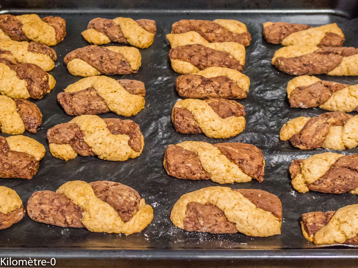 Photo de recette de petits gâteaux, biscuits, torsadés, bicolores, chocolat, vanille, sablés, facile, joli, gourmand, fait maison, Kilomètre-0, blog de cuisine réalisée à partir de produits de saison et issus de circuits courts