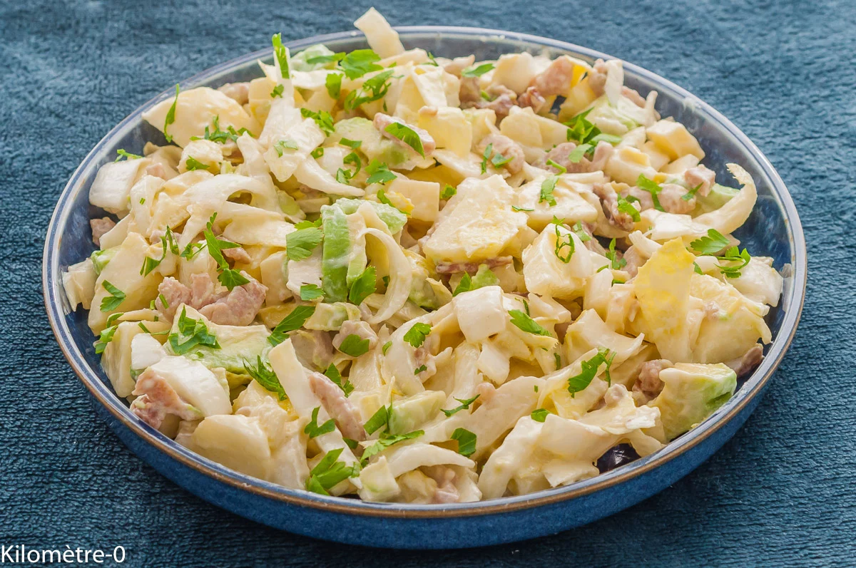 Photo de recette de salade, salade d'hiver, salade composée, endives, lardons, poitrine fumée, avocat, pomme, comté, complète, bio, automne, hiver, Kilomètre-0, blog de cuisine réalisée à partir de produits de saison et issus de circuits courts