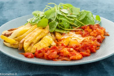 Photo de recette de chakchouka, crevettes,  œufs , tomates, frites, plat complet, Kilomètre-0, blog de cuisine réalisée à partir de produits de saison et issus de circuits courts