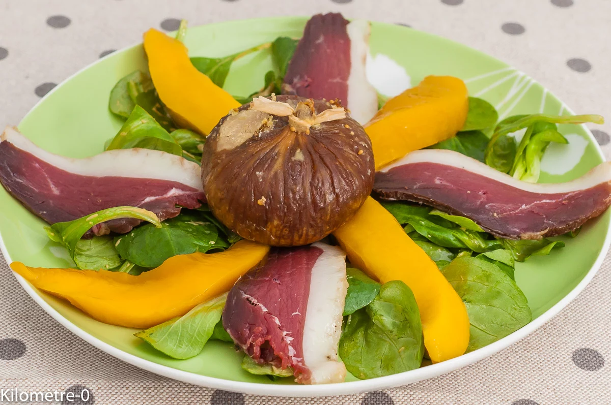 Photo de recette de salade , salade complète, magret séché, magret fumé, canard, oie, mangue, figue fourrée, au foie gras, facile, rapide, Noël, festif, gourmand, Kilomètre-0, blog de cuisine réalisée à partir de produits de saison et issus de circuits courts