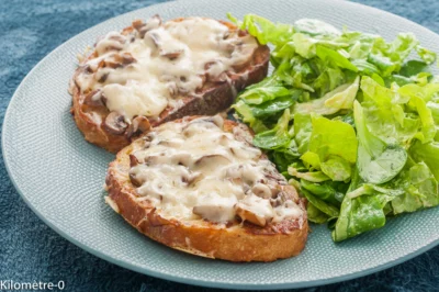 Photo de recette de pain perdu, économique, anti gaspi, pain perdu salé, champignons, champignons de Paris, emmental, fromage râpé, facile, végé, végétarien, Kilomètre-0, blog de cuisine réalisée à partir de produits de saison et issus de circuits courts