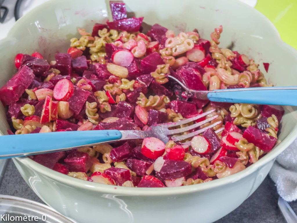 Salade de pâtes aux betteraves et radis roses - Étape 4