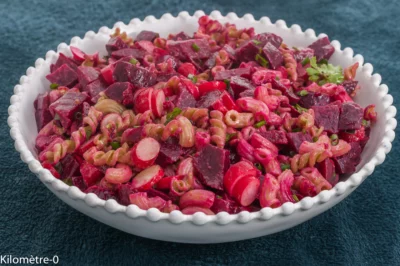 Photo de recette de salade, salade composée, pâtes, céréales, pois cassés, pâtes aux pois cassés, facile, healthy, végétarien, légumineuses, betteraves; radis roses,  Kilomètre-0, blog de cuisine réalisée à partir de produits de saison et issus de circuits courts