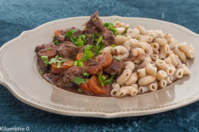 Photo de recette de mijoté, civet, biche, gibier, légumes, carottes, pâtes, facile, Kilomètre-0, blog de cuisine réalisée à partir de produits de saison et issus de circuits courts