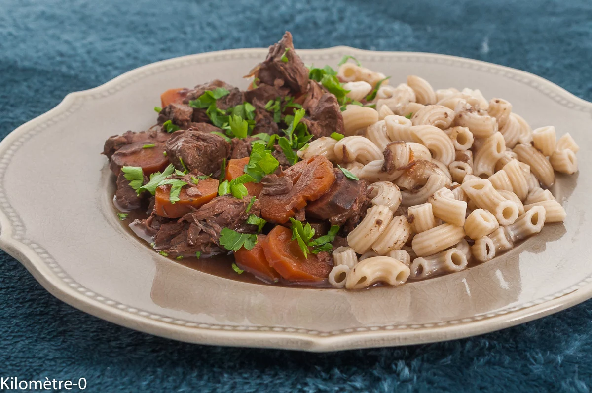Photo de recette de mijoté, civet, biche, gibier, légumes, carottes, pâtes, facile, Kilomètre-0, blog de cuisine réalisée à partir de produits de saison et issus de circuits courts