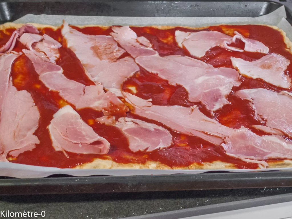 Pizza jambon, emmental et oeufs - Étape 3