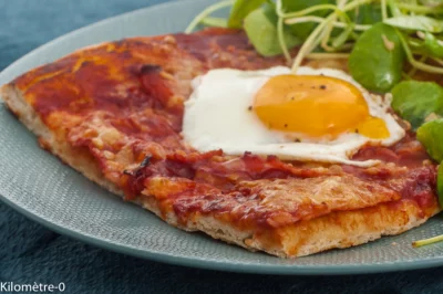 Photo de recette italienne, pizza, pizza maison, jambon, emmental , oeuf, bon marché, économique, facile, complète, tomate, Kilomètre-0, blog de cuisine réalisée à partir de produits de saison et issus de circuits courts