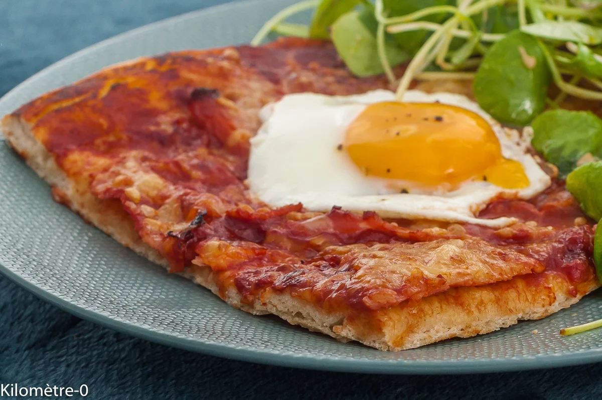 Photo de recette italienne, pizza, pizza maison, jambon, emmental , oeuf, bon marché, économique, facile, complète, tomate, Kilomètre-0, blog de cuisine réalisée à partir de produits de saison et issus de circuits courts