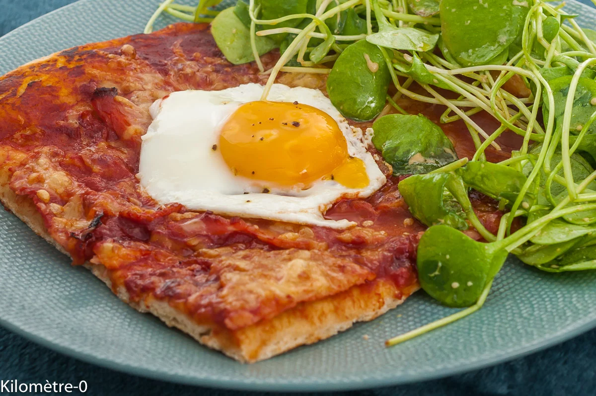 Photo de recette italienne, pizza, pizza maison, jambon, emmental , oeuf, bon marché, économique, facile, complète, tomate, Kilomètre-0, blog de cuisine réalisée à partir de produits de saison et issus de circuits courts