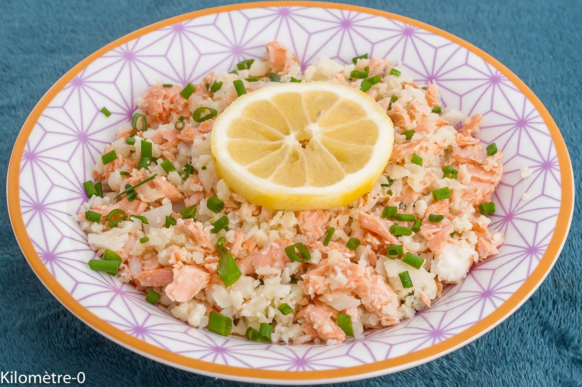 Photo de recette de salade, légère, chou, chou fleur, healthy, taboulé de chou fleur, taboulé, saumon frais, poisson, poisson gras, facile, léger, hiver, printemps, automne, été, Kilomètre-0, blog de cuisine réalisée à partir de produits de saison et issus de circuits courts