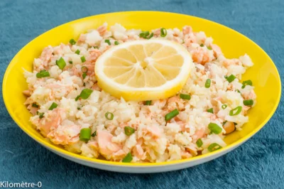 Photo de recette de salade, légère, chou, chou fleur, healthy, taboulé de chou fleur, taboulé,   saumon frais, poisson, poisson gras, facile, léger, hiver, printemps, automne, été,  Kilomètre-0, blog de cuisine réalisée à partir de produits de saison et issus de circuits courts