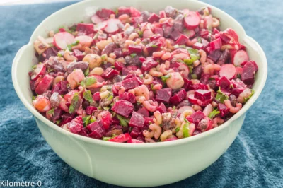 Photo de recette de salade, salade complète, bento, gamelle,  pâtes, légumes,  betteraves, radis roses, noix de pétoncles, crevettes, crustacés, facile, rapide, healthy, Kilomètre-0, blog de cuisine réalisée à partir de produits de saison et issus de circuits courts