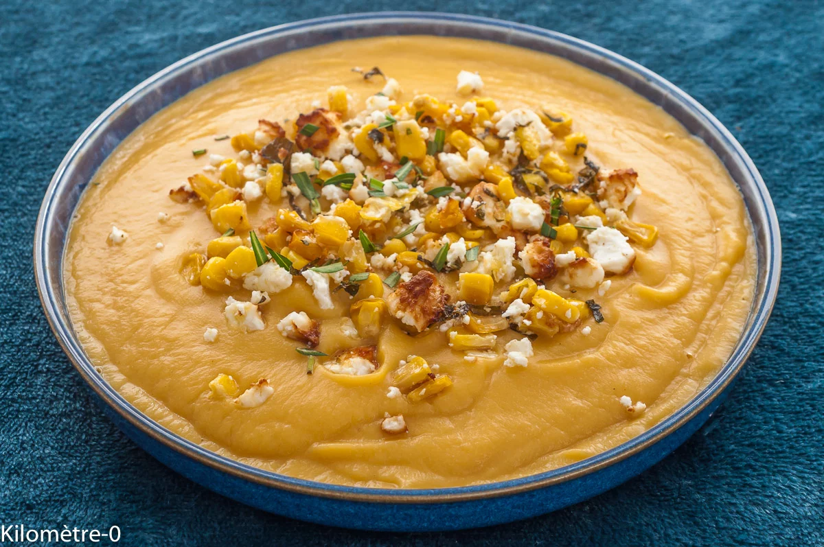 Photo de recette de soupe, velouté, chou, chou fleur , légumes, patate douce , topping, fêta, fromage, maïs, automne, hiver, printemps, Kilomètre-0, blog de cuisine réalisée à partir de produits de saison et issus de circuits courts