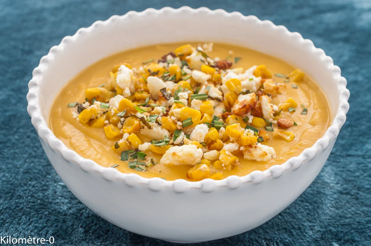 Photo de recette de soupe, velouté, chou, chou fleur , légumes, patate douce , topping, fêta, fromage, maïs, automne, hiver, printemps, Kilomètre-0, blog de cuisine réalisée à partir de produits de saison et issus de circuits courts