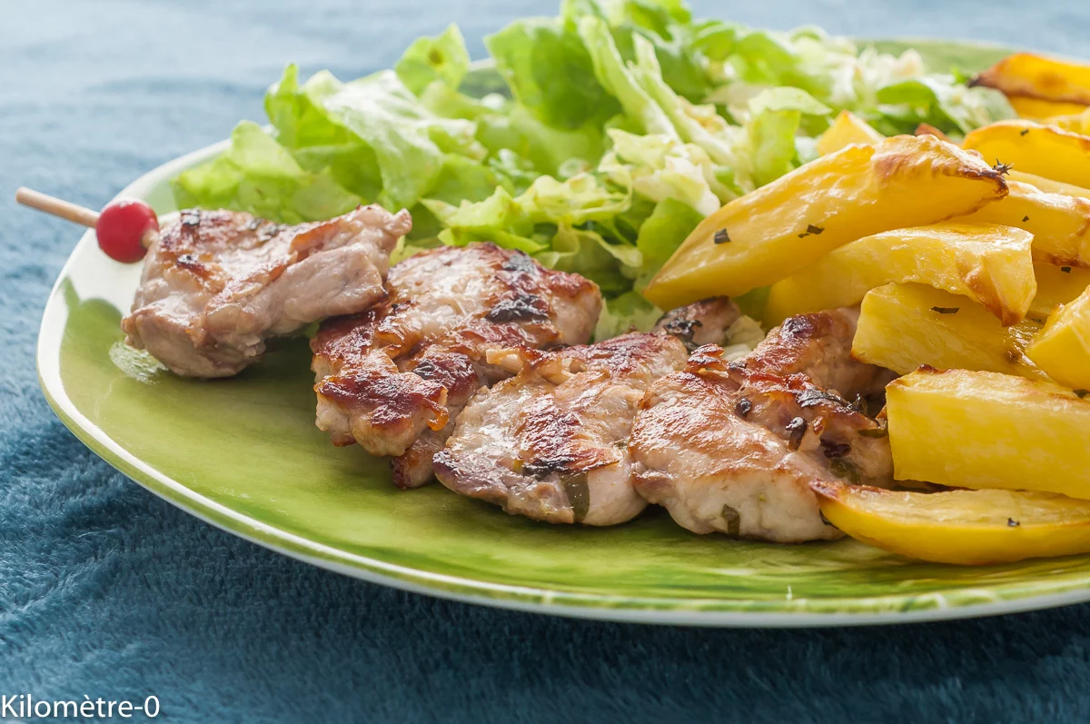 Photo de recette de brochettes, porc, araignée, cochon, tbrochettes souvlaki, frites, pommes de terre, au four, facile, marinade, origan, citron, huile, Kilomètre-0, blog de cuisine réalisée à partir de produits de saison et issus de circuits courts