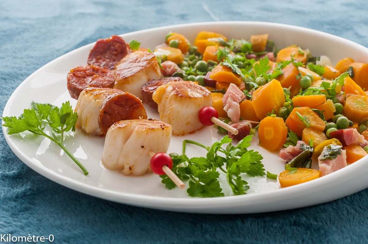 Photo de recette de brochettes, plancha, grillade, mollusque, saint jacques, chorizo,facile, légumes primeurs, petits pois, lardons, poitrine, carottes nouvelles, printemps, léger, healthy, en cocotteKilomètre-0, blog de cuisine réalisée à partir de produits de saison et issus de circuits courts