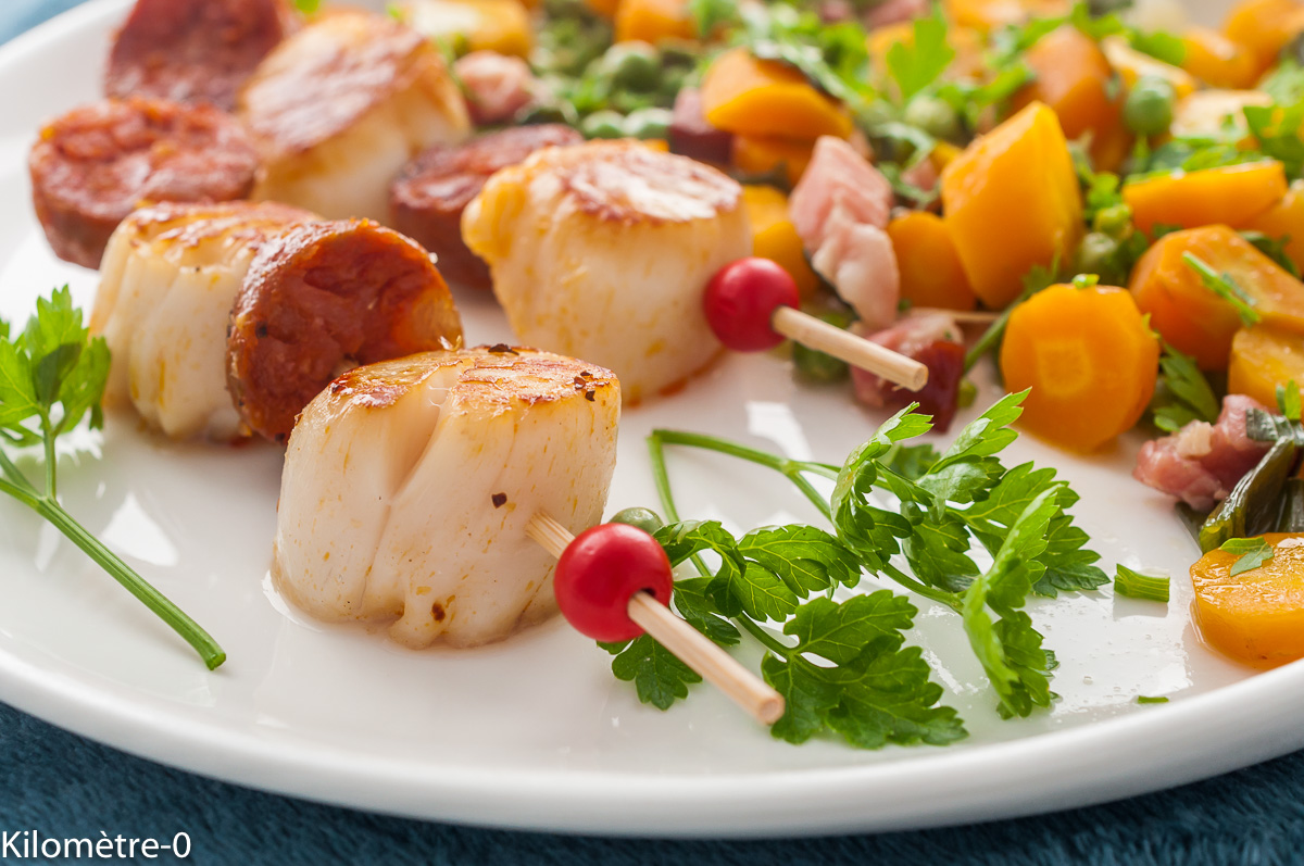 Photo de recette de brochettes, plancha, grillade, mollusque, saint jacques, chorizo,facile, légumes primeurs, petits pois, lardons, poitrine, carottes nouvelles, printemps, léger, healthy, en cocotteKilomètre-0, blog de cuisine réalisée à partir de produits de saison et issus de circuits courts