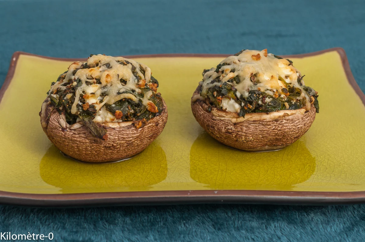 Photo de recette de champignons portobello, champignon farci, farcis , légumes, épinards, fêta, végé, végétarien, fromage, bio, facile, rapide, Kilomètre-0, blog de cuisine réalisée à partir de produits de saison et issus de circuits courts
